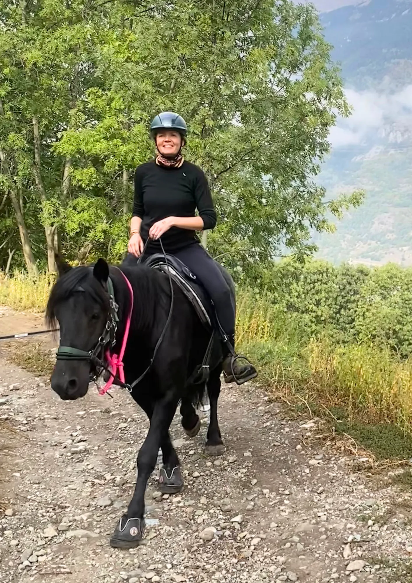 Juliette Dorval à cheval sur un chemin de montagne