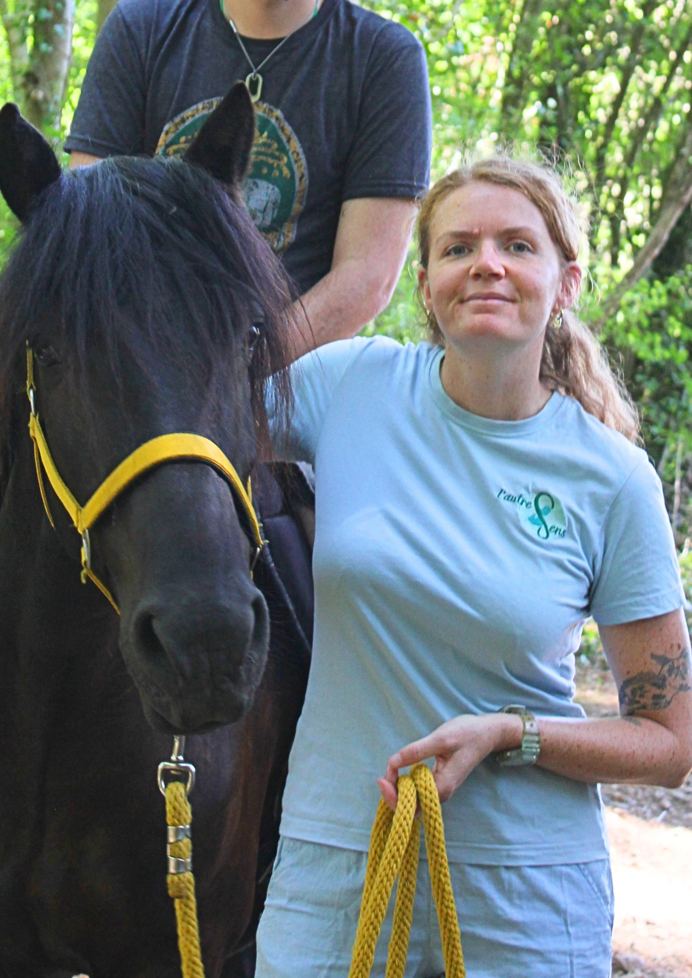 Juliette Dorval aux côtés d’un cheval, longe en main