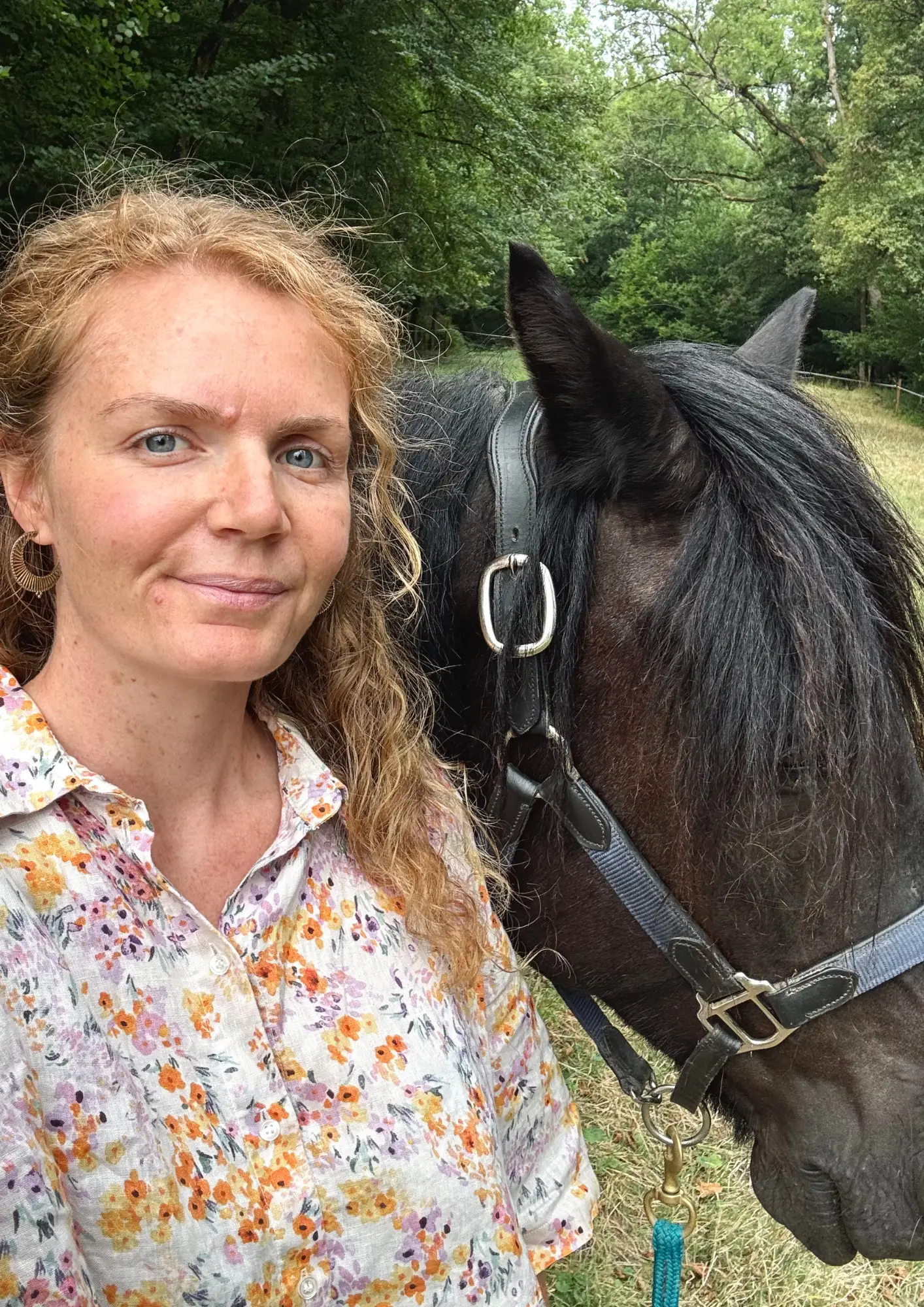 Juliette Dorval aux côtés de son cheval