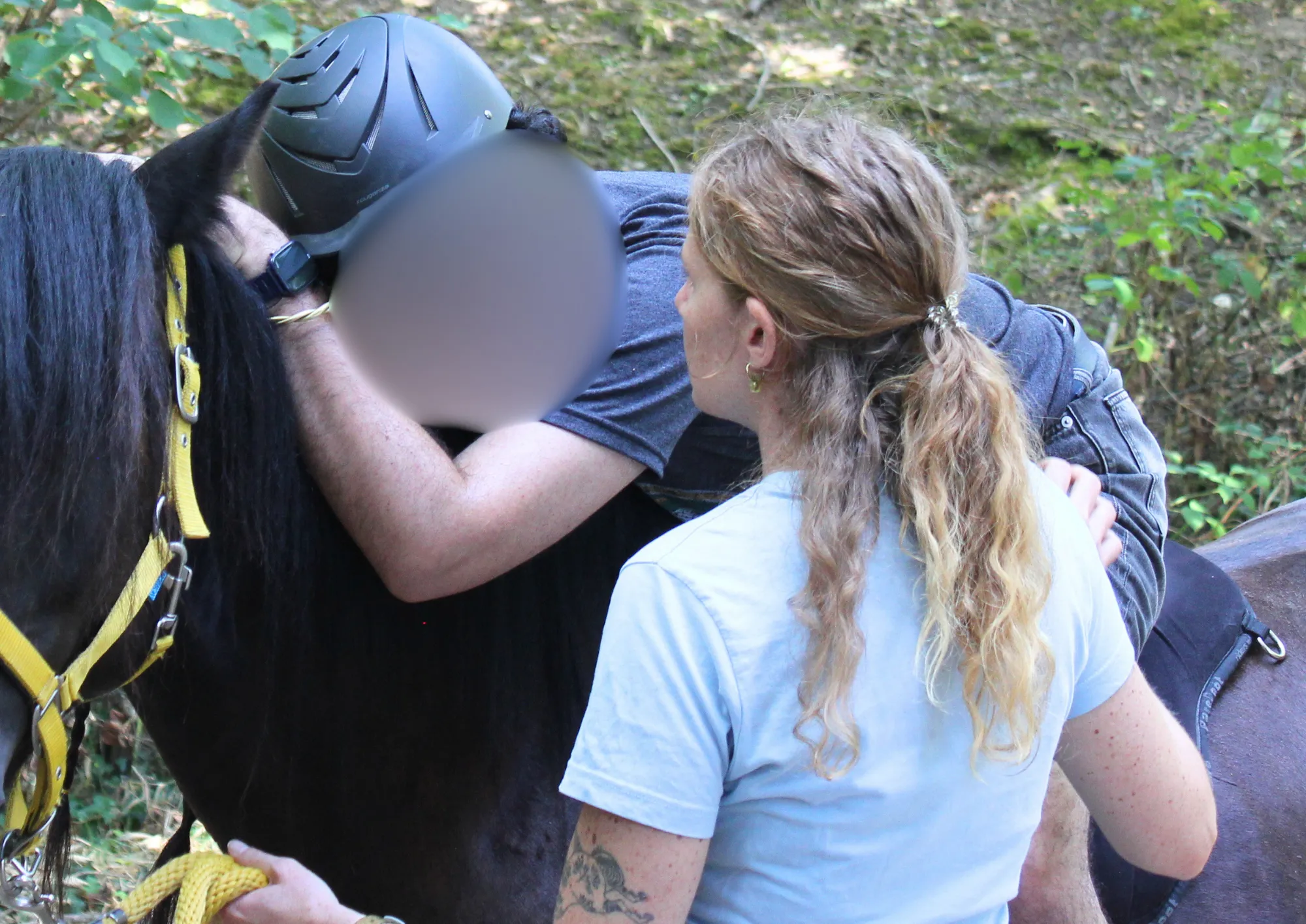 Juliette Dorval soutient un cavalier penché sur l’encolure de son cheval